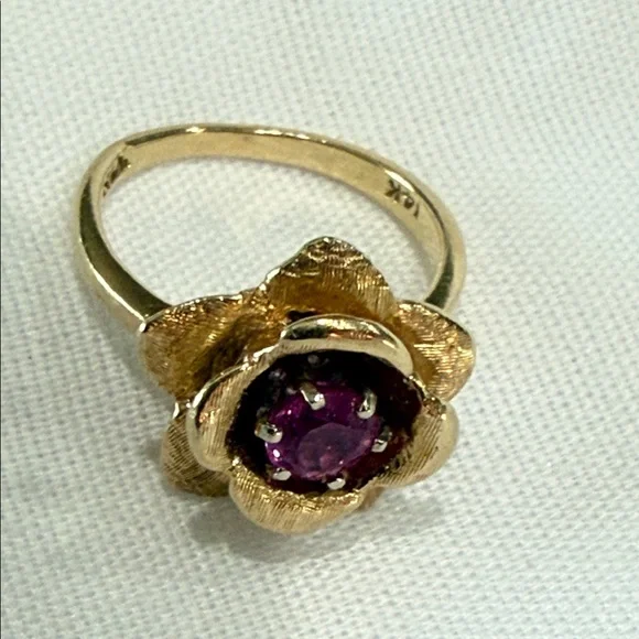 Solid 14K Gold Rare Vintage Floral 3 gram Ring with Genuine Ruby Stone. Size 3